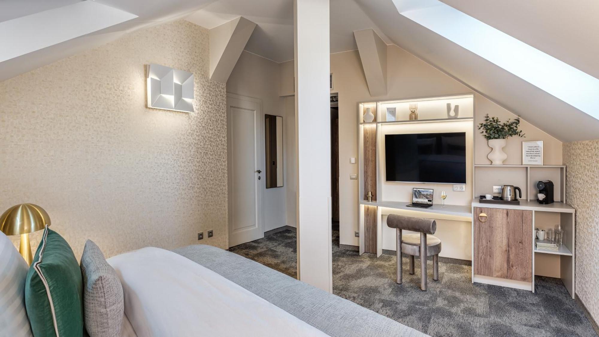 Superior Attic Room,1559661325:JPEG